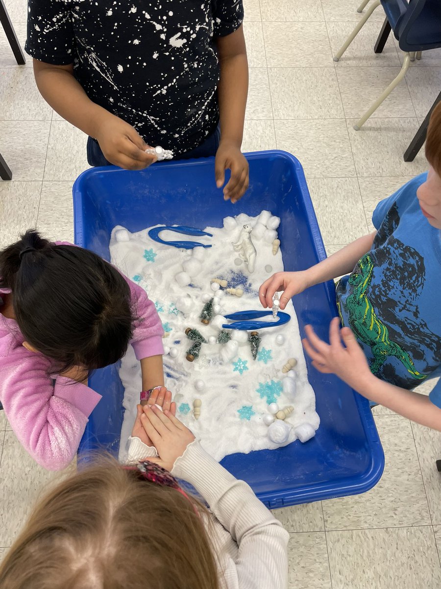 🐻‍❄️A fresh sensory bin always invites collaboration. ❄️