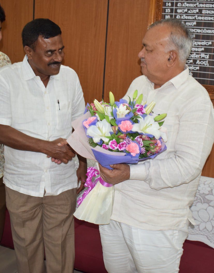 ಕರ್ನಾಟಕ ರಾಜ್ಯ ರಸ್ತೆ ಸಾರಿಗೆ ನಿಗಮದ ಅಧ್ಯಕ್ಷರಾಗಿ ಶ್ರೀ ಎಸ್ ಆರ್ ಶ್ರೀನಿವಾಸ  (ವಾಸು), ಮಾನ್ಯ ಶಾಸಕರು, ಗುಬ್ಬಿ ವಿಧಾನಸಭಾ ಕ್ಷೇತ್ರ ರವರು ಇಂದು ನಿಗಮದ ಕೇಂದ್ರ ಕಛೇರಿಯಲ್ಲಿ ಅಧಿಕಾರ ಸ್ವೀಕರಿಸಿದರು.