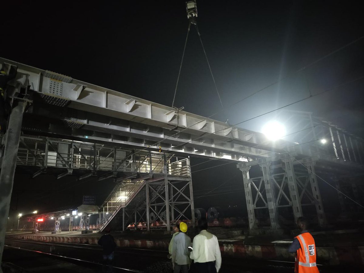 Three FOB girders, each weighing 12 tonnes, were launched by a road crane with a capacity of 400 tonnes at Kharbao in the shadow block of girders replacement in Diwa-Vasai. This FOB is required for DFCCL work.