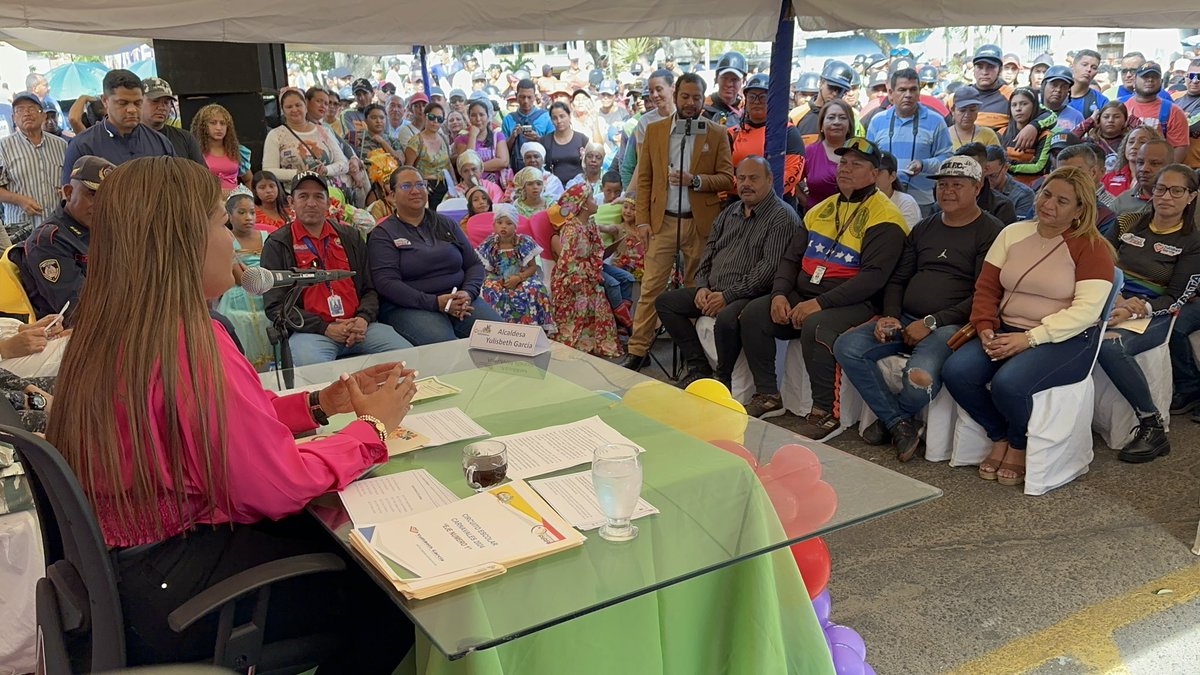 tatachavista's tweet photo. Para organizar a todos los mototaxistas, del municipio Piar en coordinación con las autoridades del @InttContigo y @PNBVzla , hemos emitido un decreto para garantizar la seguridad de todos, promoviendo el orden y un servicio de calidad para los usuarios @NicolasMaduro https://t.co/wBmMitY5Ls