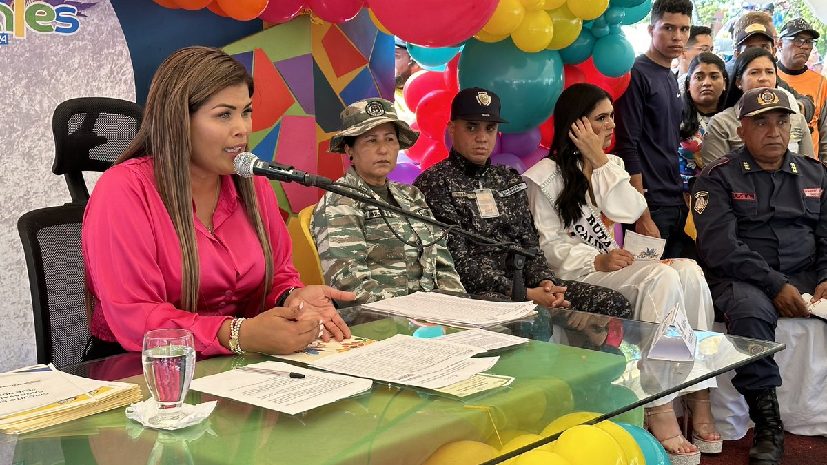 tatachavista's tweet photo. Para organizar a todos los mototaxistas, del municipio Piar en coordinación con las autoridades del @InttContigo y @PNBVzla , hemos emitido un decreto para garantizar la seguridad de todos, promoviendo el orden y un servicio de calidad para los usuarios @NicolasMaduro https://t.co/wBmMitY5Ls