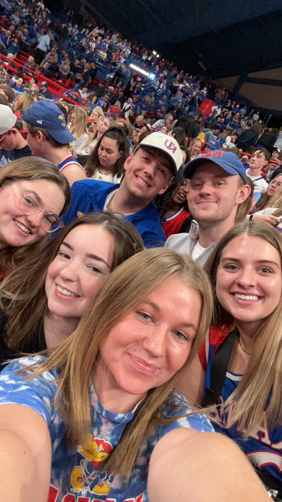 kamiczech304's tweet photo. rock chalkkk #kufanpix https://t.co/rND3Scfktj