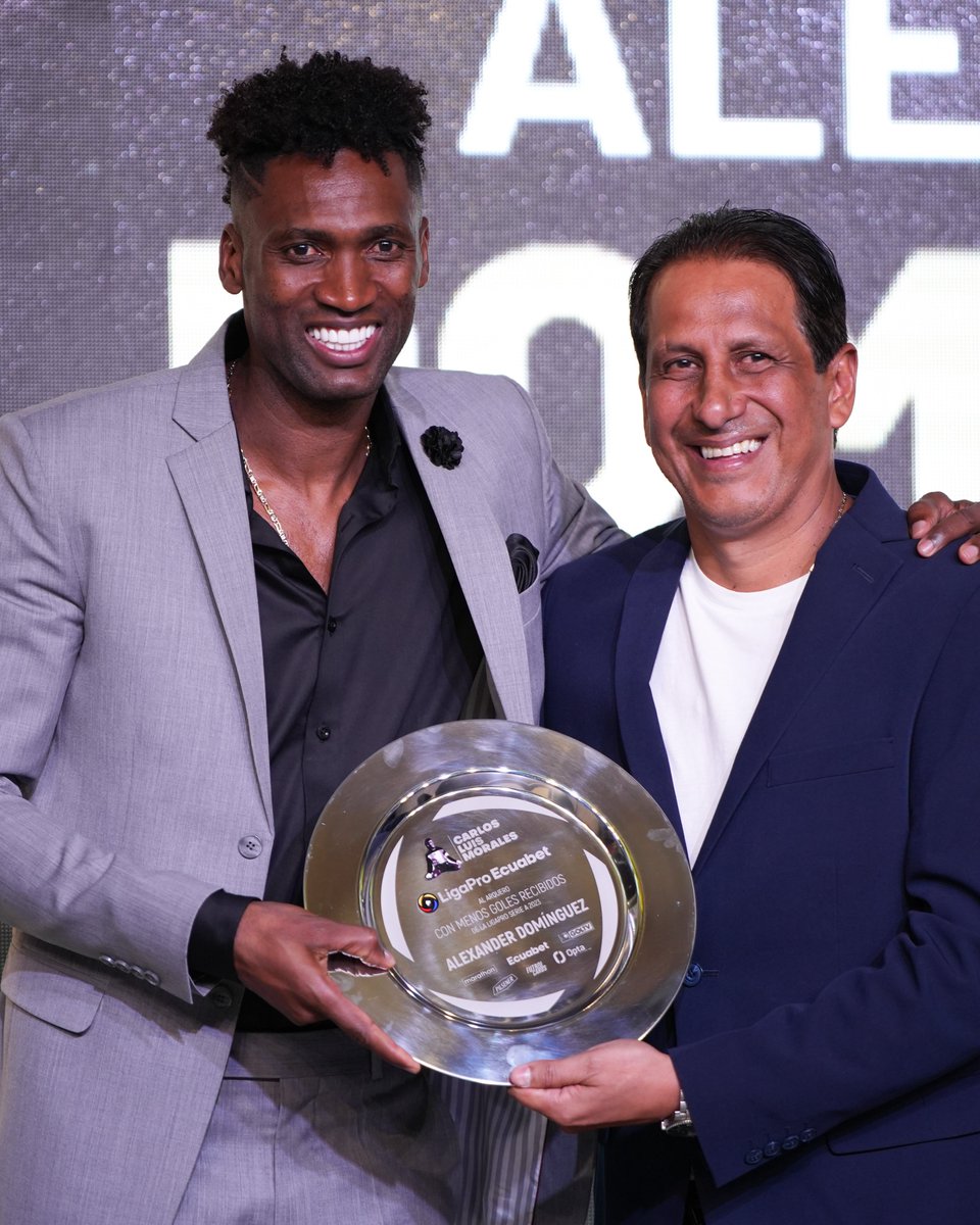LDU_Oficial's tweet image. El reconocimiento "Carlos Luis Morales" es para Alexander "Dida" Domínguez, el arquero con menos goles recibidos 😉, entregado por el legendario Pepe Pancho Cevallos.😍

🗣¡Olé olé olé DIDA, DIDA!

#ElPro #LaNocheDeLosMejores #VamosLIGA #CastaDeCampeón