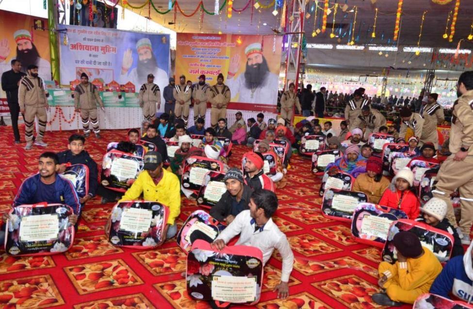 InsanNeeru2's tweet photo. #MSGBhandaraHighlights
The birth month of Shah Satnam Ji Maharaj Ji was celebrated with great pomp and show by the servants of Dera Sacha Sauda. Following the teachings of Saint Ram Rahim Ji, blankets and warm clothes were distributed to 105 needy people on January 25. https://t.co/njEM5HObOR