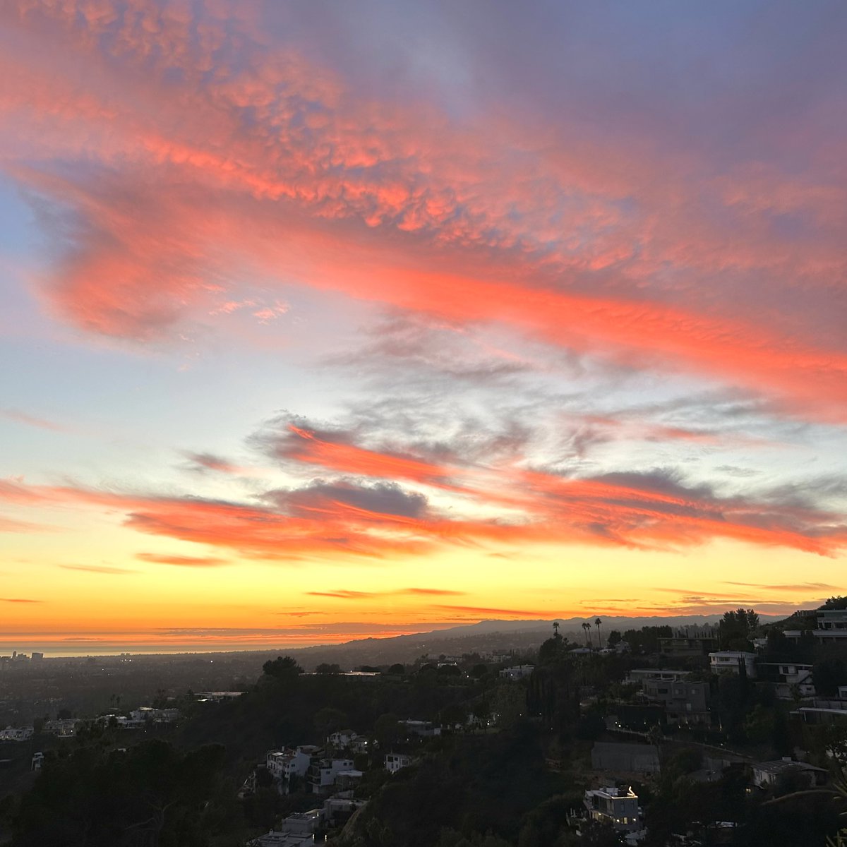 El día entero estuvo oscuro pero terminó así 💭