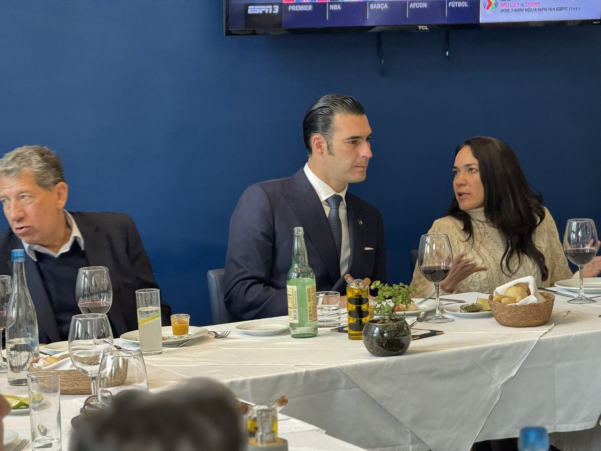 DuniaLudlow's tweet image. Qué maravilloso encuentro con @MiguelTorrucoG y compañeros hoteleros y restauranteros de la Miguel Hidalgo. 

Diálogo honesto y directo para resolver y avanzar en el proyecto de transformación. Coincidimos en un México justo e igualitario. Como dice mi querido Miguel “primero los