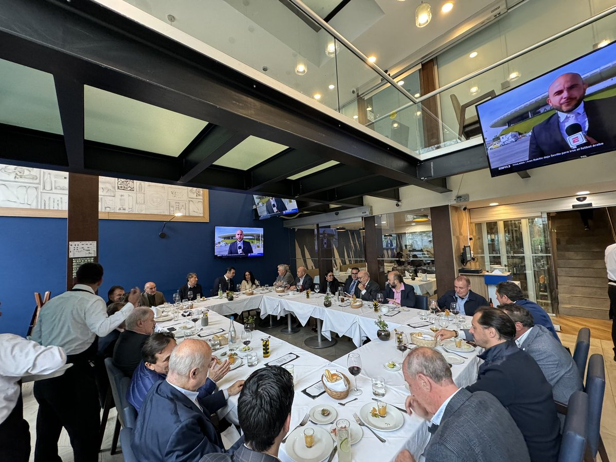 DuniaLudlow's tweet image. Qué maravilloso encuentro con @MiguelTorrucoG y compañeros hoteleros y restauranteros de la Miguel Hidalgo. 

Diálogo honesto y directo para resolver y avanzar en el proyecto de transformación. Coincidimos en un México justo e igualitario. Como dice mi querido Miguel “primero los