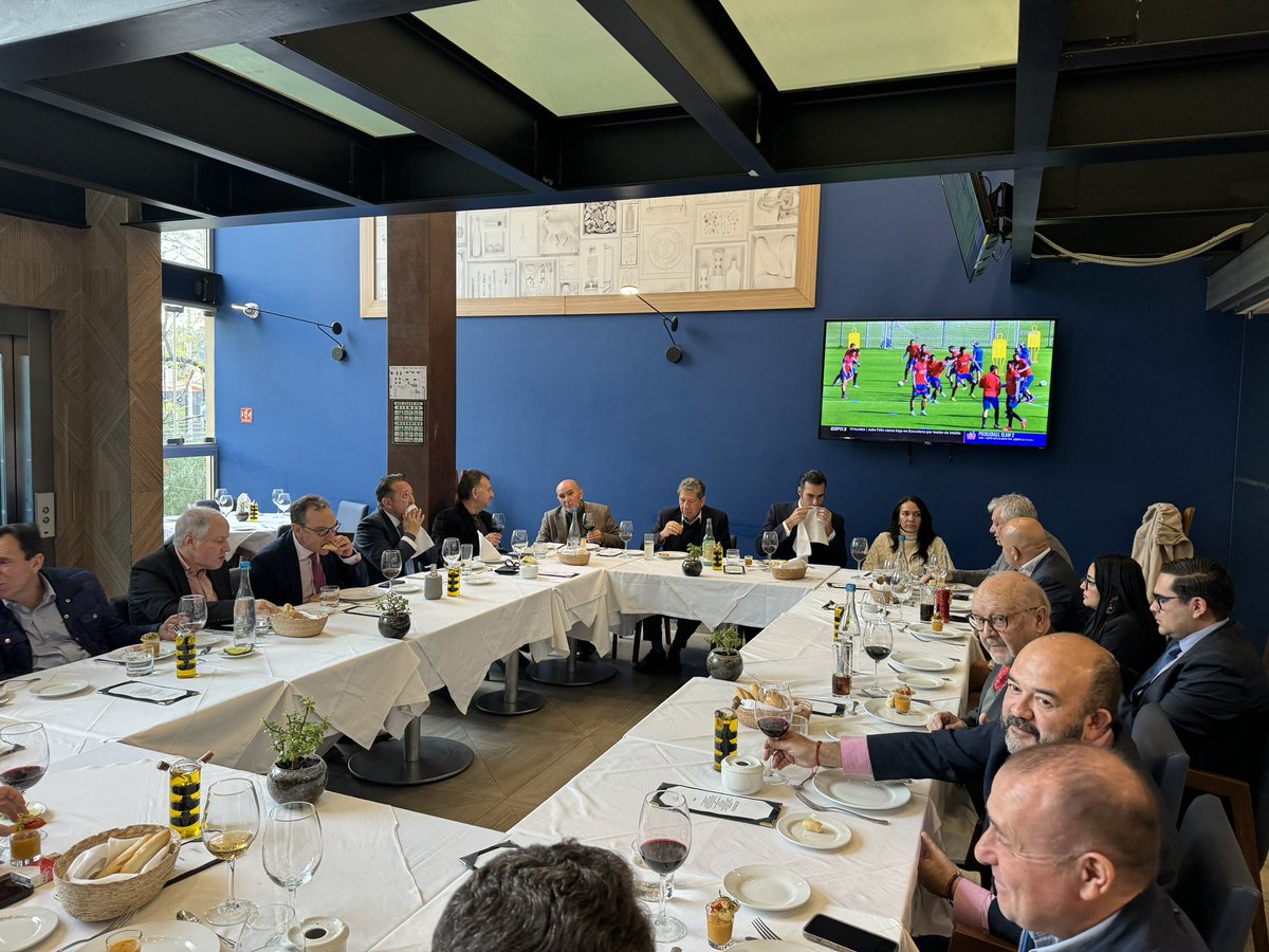 DuniaLudlow's tweet image. Qué maravilloso encuentro con @MiguelTorrucoG y compañeros hoteleros y restauranteros de la Miguel Hidalgo. 

Diálogo honesto y directo para resolver y avanzar en el proyecto de transformación. Coincidimos en un México justo e igualitario. Como dice mi querido Miguel “primero los