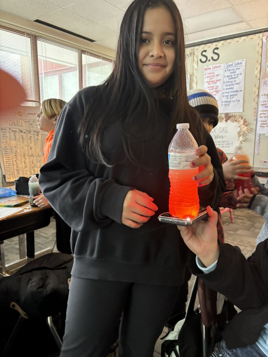MelissaMoCossey's tweet photo. Last week we made lava lamps as part of our mixture and solutions science unit! The kids had so much fun! These were so easy yet fun to make! #proudtobe15 #d15schools #science https://t.co/M6wqmhErqE