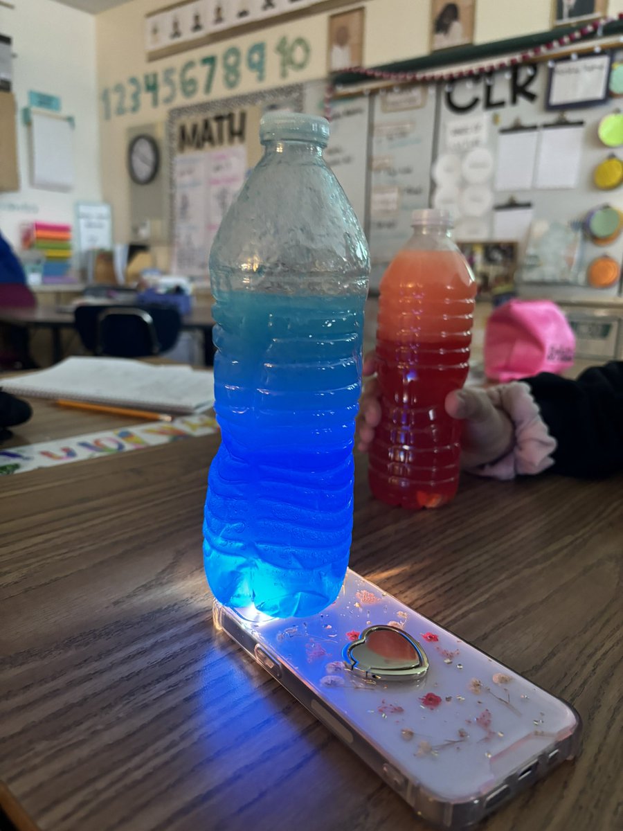 MelissaMoCossey's tweet photo. Last week we made lava lamps as part of our mixture and solutions science unit! The kids had so much fun! These were so easy yet fun to make! #proudtobe15 #d15schools #science https://t.co/M6wqmhErqE