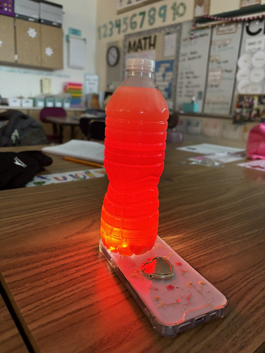 MelissaMoCossey's tweet photo. Last week we made lava lamps as part of our mixture and solutions science unit! The kids had so much fun! These were so easy yet fun to make! #proudtobe15 #d15schools #science https://t.co/M6wqmhErqE