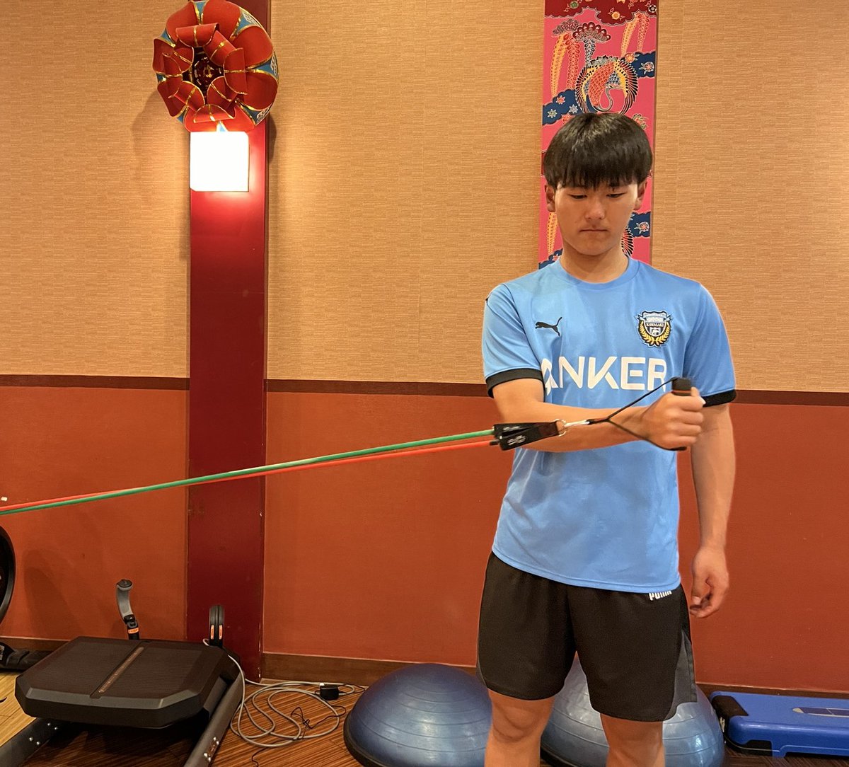frontale_staff's tweet image. 昨シーズンもトレーニング製品 #uFit の提供をいただいていた #MAKERS 様よりトレーニングチューブをいただき、沖縄キャンプで活用しています!!

ユイとソウマが「戦う体」を作るためにトレーニングに励んでいます💪
MAKERS様いつも本当にありがとうございます!