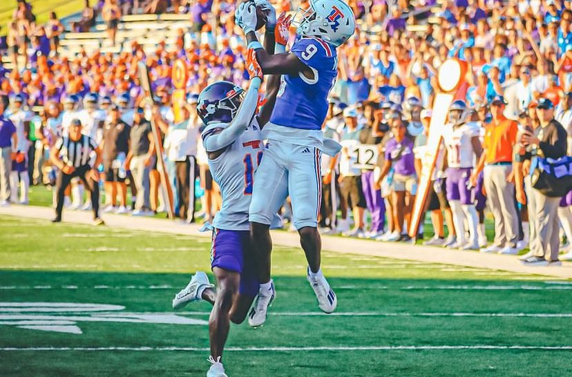 jaylon3hawkins's tweet photo. #AGTG after a great conversation with @LoJoe12 I am extremely grateful and Blessed to say that I have received and D1 offer from the University of Louisiana Tech

@JasonWitten @LCS__Football @josiahtauaefa @CoachThrill @CoachVite https://t.co/NTfmyrRutD