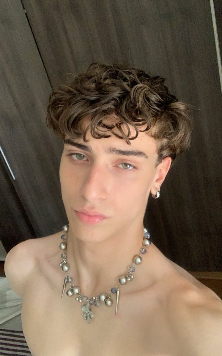 luccasivanov's tweet photo. quem será o primeiro a beijar esse aqui em 2024? https://t.co/4YgVxmjbi9