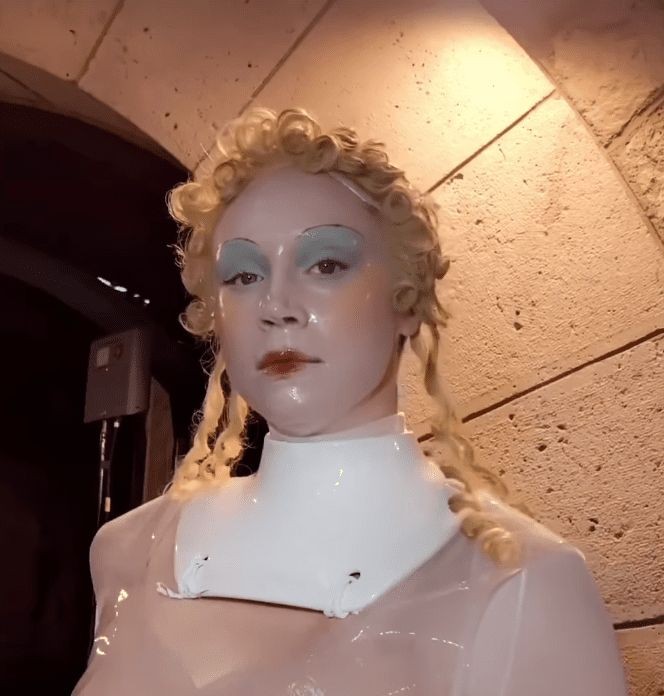 Já se faz uns cinco dias desde a Maison Margiela ss24 de verão, mas eu ainda continuo extremamente obcecada pelo efeito de vidro/porcelana que Pat McGrath entregou na maquiagem.