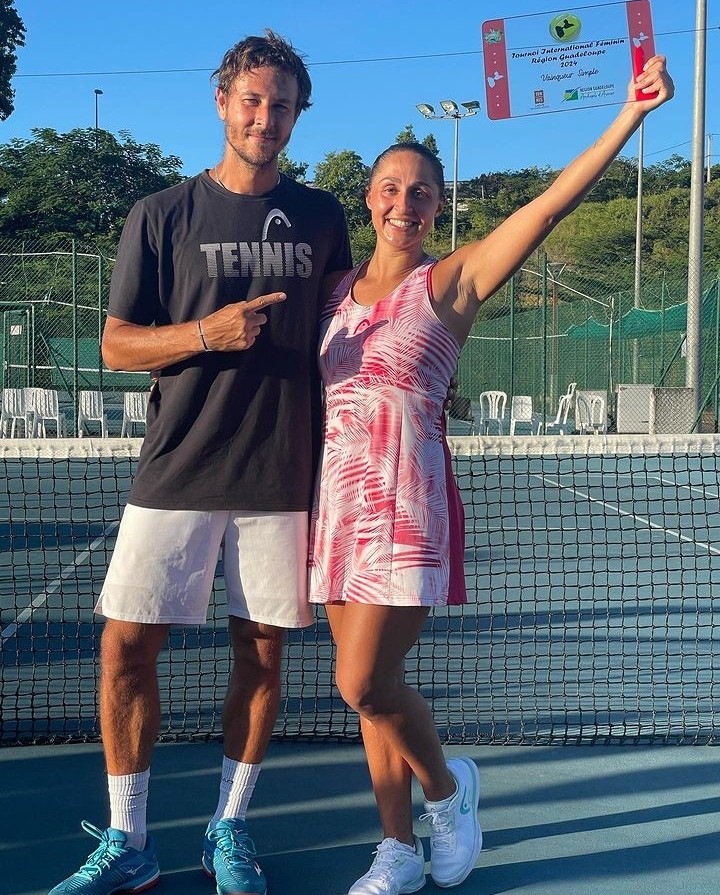 Not_Esportivas's tweet photo. ITF TENNIS!
Parabéns as tenistas campeães do @worldtennis de W35 de Le Gosier em Guadalupe
Simples: Tamira Paszek 🇦🇹 🏆(6)
Duplas: Jaeda Daniel 🇺🇲/ Haley Giavara 🇺🇲
#ITFWorldTennisTour #ITFtennis #ligueguadeloupedetennis #LeGosier #FFT #TamiraPaszek #JaedaDaniel #HaleyGiavara https://t.co/sb6F0XzkS1