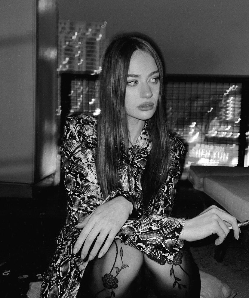 claireswalsh's tweet photo. gosh shes so hot pls blow the smoke on my face mother https://t.co/Z54OTcYoA3