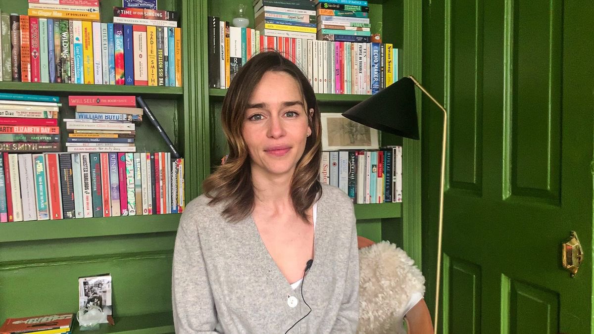 «Mi padre decía nunca confíes en nadie que tenga un televisor más grande que su estantería de libros. Así que me aseguré de leer».

Emilia Clarke 🎬
