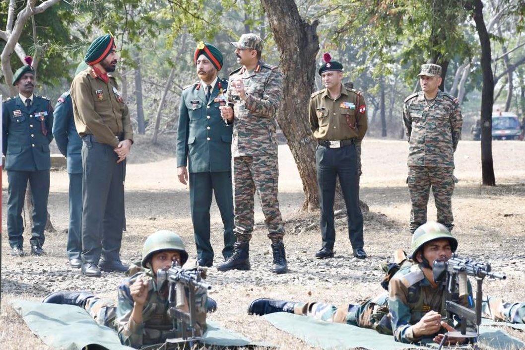 Lt Gen Prit Pal Singh, GOC #SudarshanChakraCorps, visited #ShahbaazDivision, #MAHAR Regimental Centre & #NCOAcademy. Commending their operational readiness, training & administrative initiatives, he expressed appreciation for maintaining excellent standards #IndianArmy @adgpi