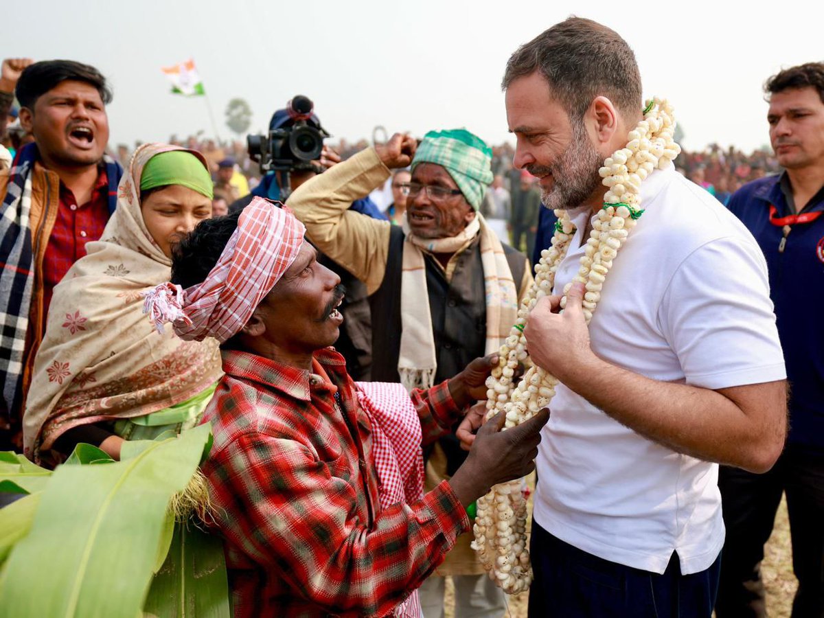 Rahul ji met the farmers and labourers in Chaupal, Bihar yesterday. 
No drama , no feet washing programs.

He listened to them . It's a sad thing that Modi and his slaves have completely abandoned them
#BharatJodoNyayYatra