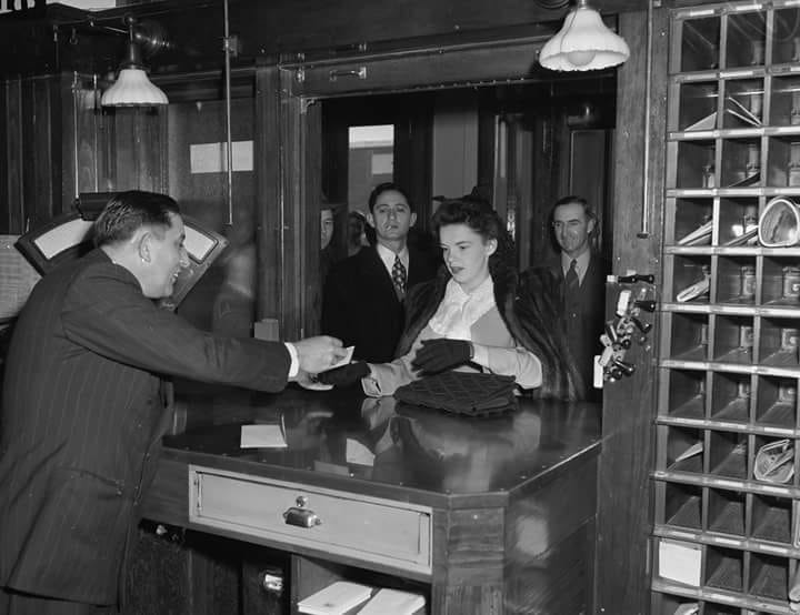 TheJudyRoom's tweet photo. January 30, 1942: Judy arrived at Camp Wolters in Mineral Wells, Texas, the last stop on her USO tour of Army camps with husband David Rose, mom Ethel, and assistant Baron Poland.  

#judygarland #uso #mineralwells #campwolters #usotours #thejudyroom https://t.co/G2FPwZPTUC
