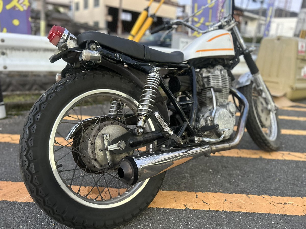 takashi50038065's tweet photo. 🔥倉庫整理のためバイク売ります🔥

金額¥230,000-

YAMAHA SR400 1JR
走行13368km 
エンジン始動、敷地内試乗済み。

現車確認、陸送OK
#バイク売ります #SR400 #1JR https://t.co/jvI5JbEoAq