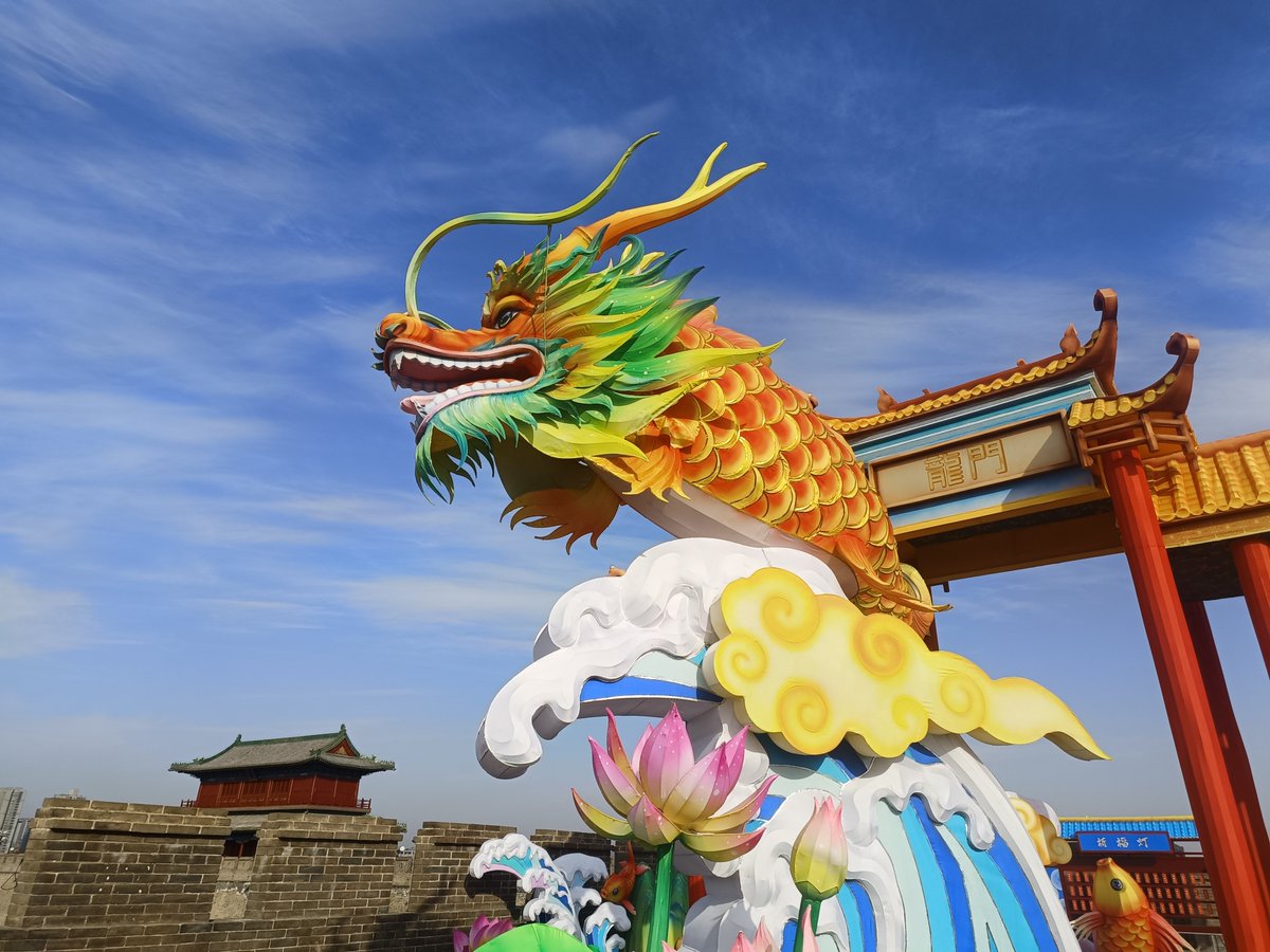 人生苦短，
所以吃你想吃的饭，见你想见的人，
看你喜欢的风景，做你喜欢的事。
人生本来就是一次减法，来日并不方长。
时间扑面而来，我们终将释怀，
健康的活着，平静的过着，
开心的笑着，适当的忙着，就很好。