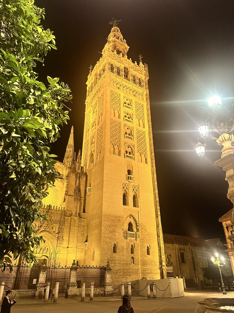#JuevesDeArquitectura

¡Me encantan las fotos que retratan obras arquitectónicas DE NOCHE 🌙✨🌑!

¿Hacemos un HILO COMUNITARIO 🧵con imágenes de construcciones🏛️ de noche?

Empiezo yo: “ La Giralda” (Sevilla) anoche mismo 😉