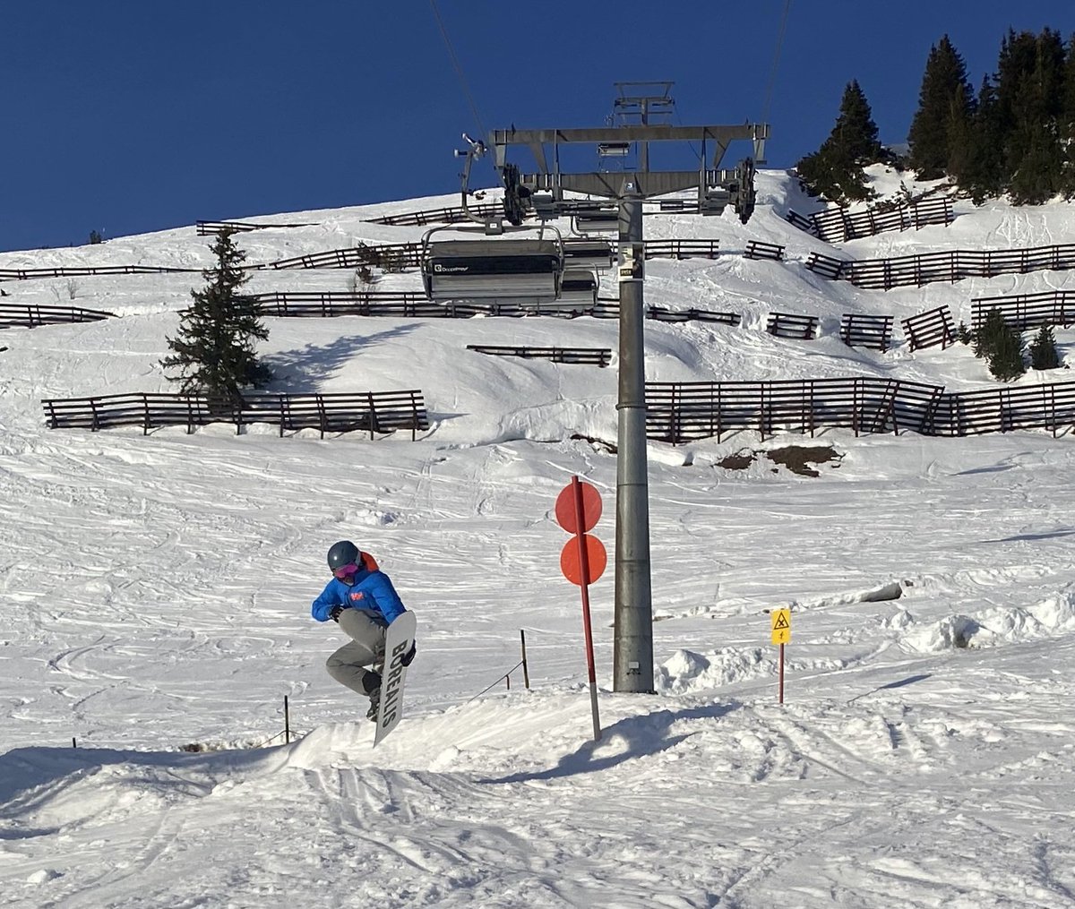 For the final full day of snowboarding in St Anton it was wall to wall sunshine, the odd pocket of pow and plenty of fun sidehits!
#snowboarding #stanton #tirol #feelAustria 
Huge thanks to @StantonReview @Tirol and @austria