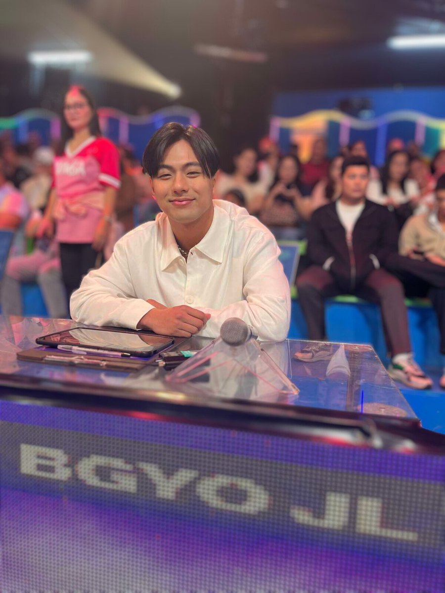 bgyo_ph's tweet photo. Hu-wat? Hu-rado?! Yes! Isang ganap na hurado na ng Tawag ng Tanghalan ang ating very own @BGYO_JL! 🤩 Maraming salamat @itsShowtimeNa!🎤 #ShowtimeKuhaAngGV #BGYO #BGYO_Patintero https://t.co/e1jx7k1Kew