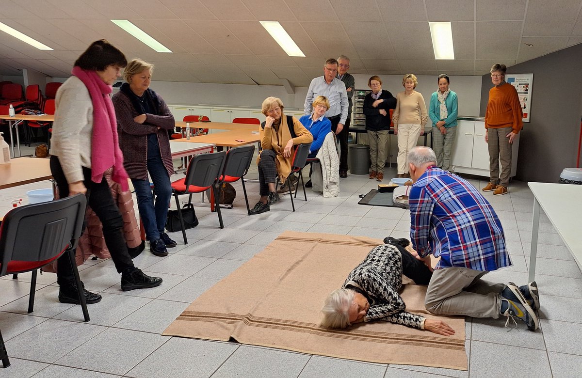 RKKortrijk's tweet photo. Dinsdagnamiddag volgden de leden van NEOS Kortrijk een opleiding reanimeren. S'avonds zijn we dan gestart met de nieuwe cursus Eerste Hulp 
Wie een opleiding reanimeren wil volgen kan inschrijven voor de volgende opleiding op 16 februari via https://t.co/q14FV6N2Ss https://t.co/nTvSGaLq6v