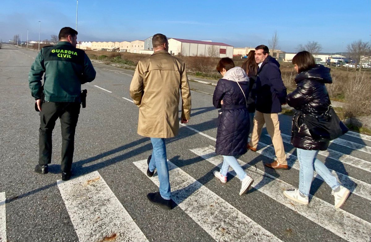 Miembros de la Guardia Civil, acompañados por el Gobierno municipal, han visitado distintas zonas del municipio para la implantación de un nuevo cuartel en el término municipal de nuestra localidad.