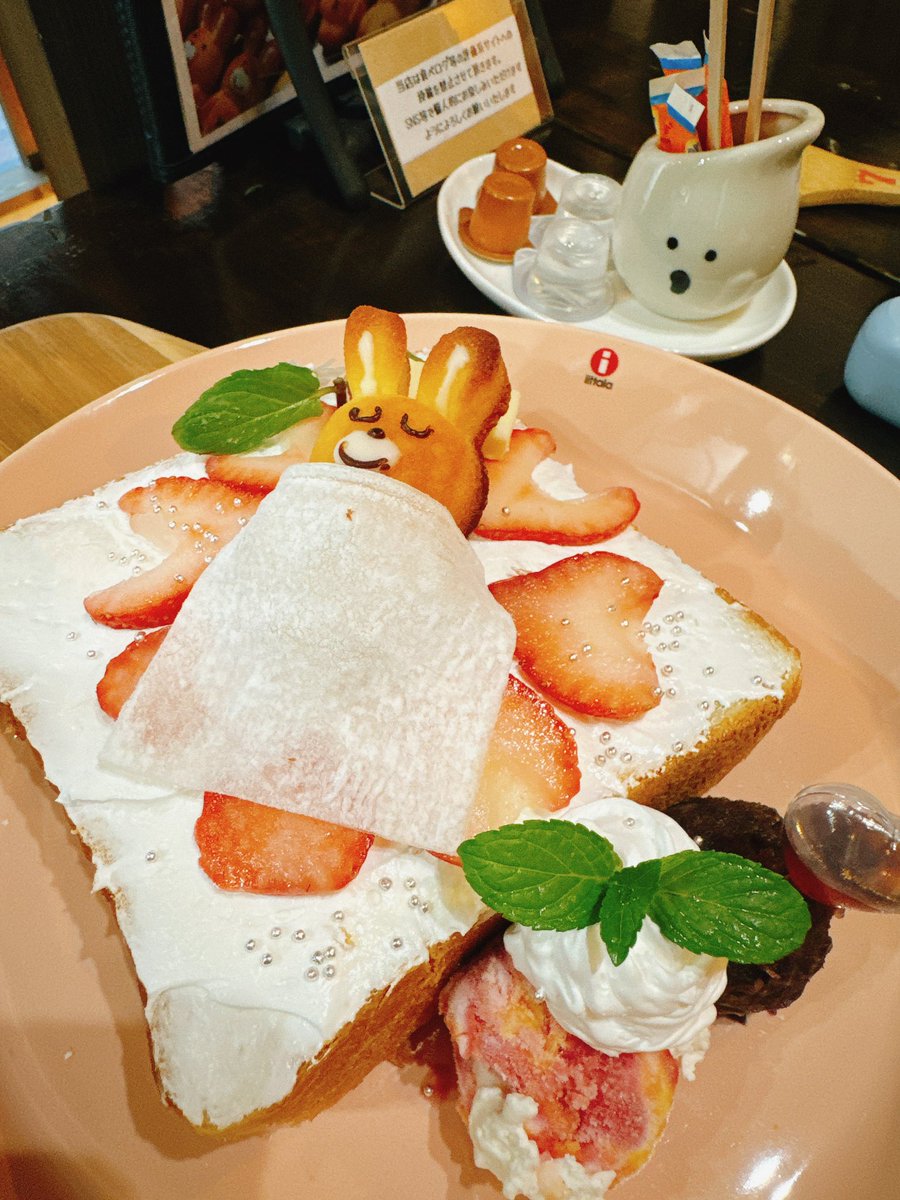 natsumipy's tweet photo. 研修終わりで錦糸町のカフェへ☕️
クマさんめちゃかわ♡もったいなくて食べられなーい🥹(もちろん食べた)店内もオシャレだった🌿
これからずっと観たかった映画を♪ひーじょーとなかよしのシゲ☺️💛💙東野圭吾の原作ほぼ読破!
#なにわ男子
#藤原丈一郎
#岩本照
#Dessertlab
#ある閉ざされた雪の山荘で https://t.co/JhOrGcyvJa