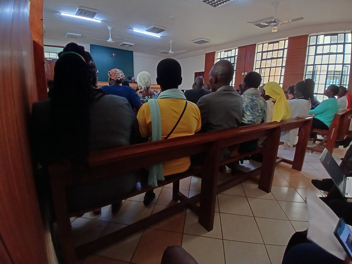 Community members at the law courts in Kisumu waiting to listen in on the case challenging state failure to ensure continous and uninterrupted supply of ARV's essential for HIV management.@Aidsfonds_intl @TBChampions_ke @ahfkenya @MSAKE_Kenya @StopTB @Senate_KE @USAIDKenya