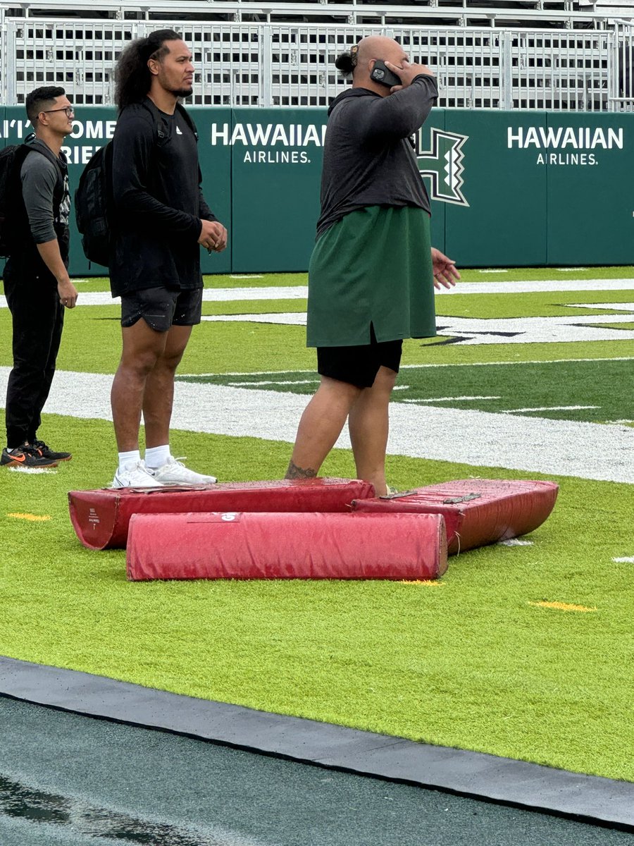 GuavaPressMedia's tweet image. Jahlani Tavai &amp;amp; Isaac Sopoaga show love to one another at the University of Hawai’i Rainbow Warriors Spring Football Training.

📸 @justinbaptiz

#DLine #JeffReinebold #JahlaniTavai #IsaacSopoaga #BRADDAHHOOD #HawaiiFB #BowsInThePros #GoBows #BowsTogether #BowsUp #GuavaPress
