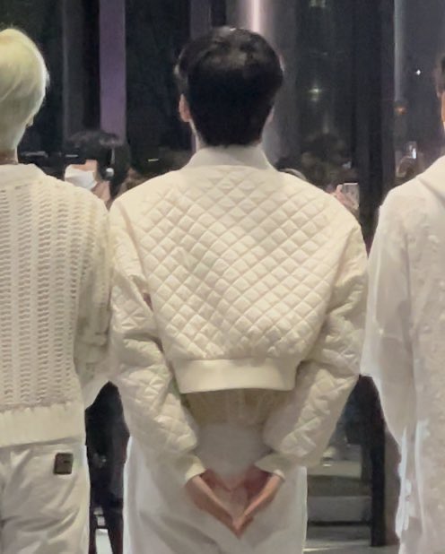 이날 퇵길아웃 짱귀여웠던거
러비티들 카메라 뒤에 있으니까 몰래 하트해줌ㅠㅠㅠㅠ