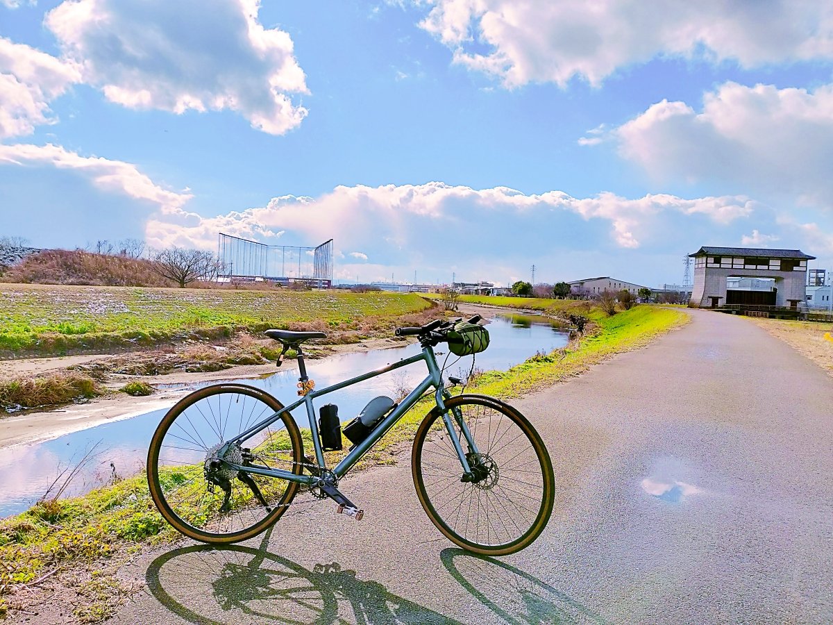 aozoranon's tweet photo. 今よりも
上れず、
速くも走れず。
でも、
ひたすら走っていました。
一度走ってくると、
今より体重も
落ちていました。
丁度去年の今頃。
#クロスバイク #KONA #DewPlus #今よりも坂も上れず #速くも走れず #ひたすら走っていました #今はロード #ポタリング #ゆるポタ https://t.co/A2MqA3q5k2