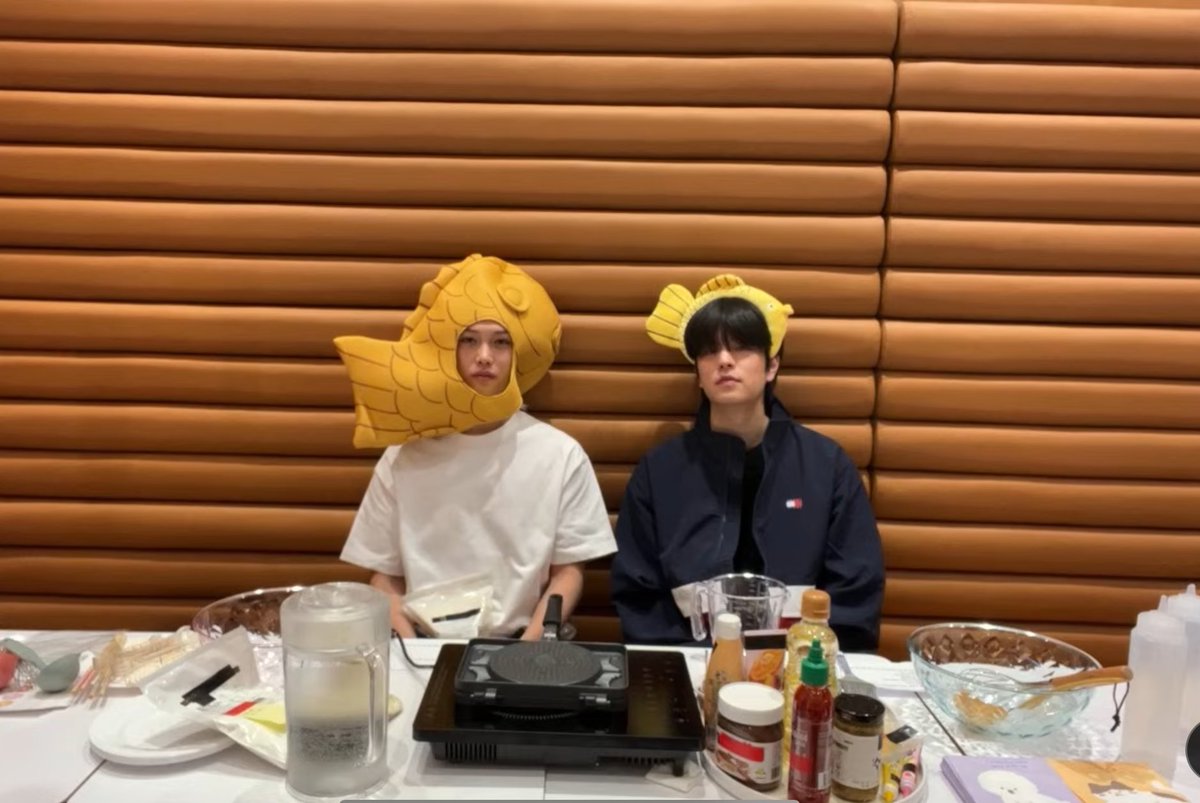 iambangchannie's tweet photo. je reçois une notif de live, j’arrive je vois ça ?????😭 https://t.co/onu1zZ6PhU