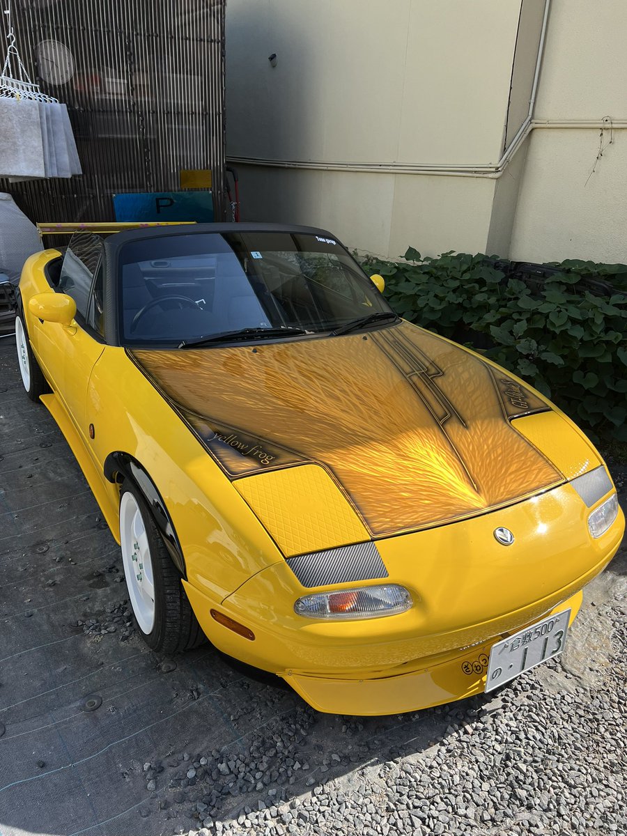 grainderfreek's tweet photo. ロードスターのボンネットのグラインダータトゥーをリニューアルしました🎶

カラーはキャンディイエローでラインは素地残しのラインにしてます。

周りはボディ色の黄色を塗装してあります。

フロント部分にはカエル🐸マークを入れて遊び心も🐸

#グラインダータトゥー
#gtworks https://t.co/LP7c4cHG3J
