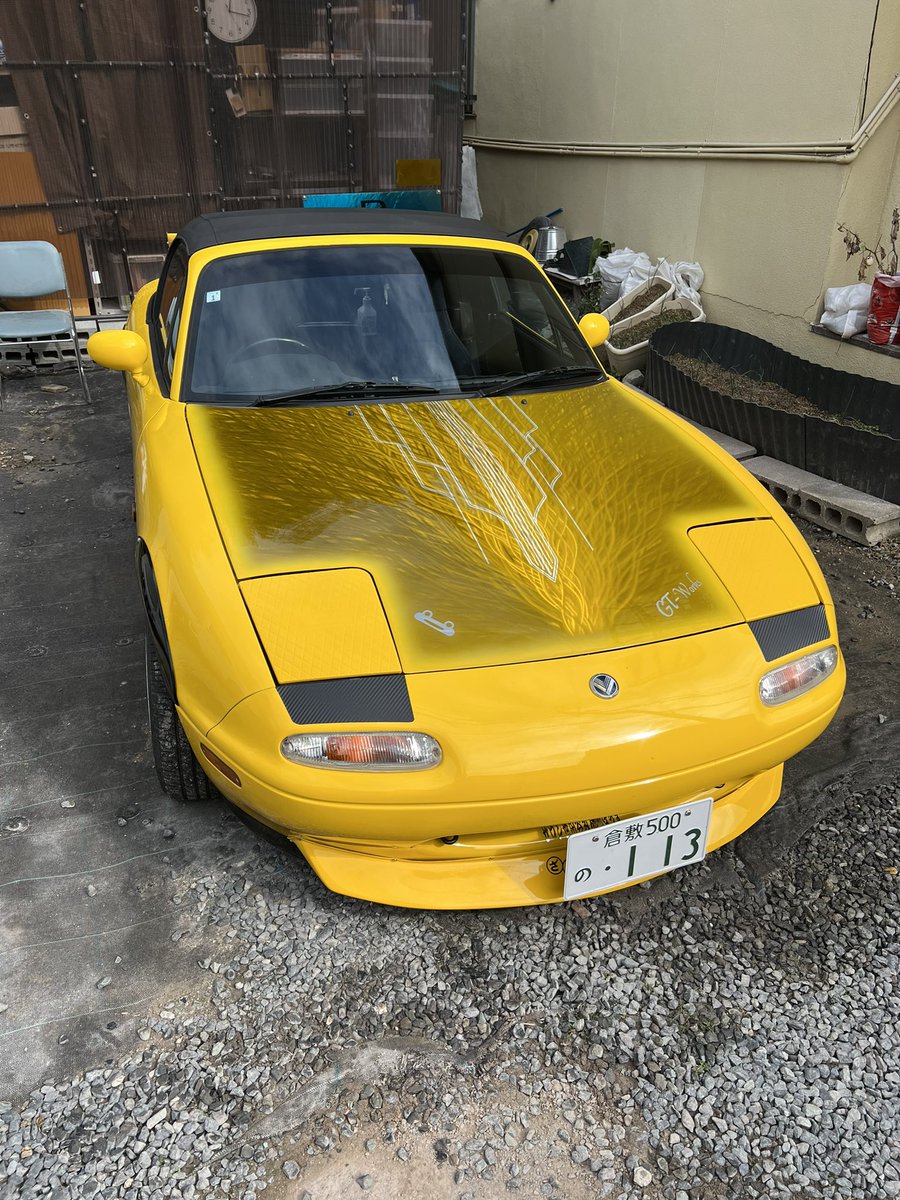 grainderfreek's tweet photo. ロードスターのボンネットのグラインダータトゥーをリニューアルしました🎶

カラーはキャンディイエローでラインは素地残しのラインにしてます。

周りはボディ色の黄色を塗装してあります。

フロント部分にはカエル🐸マークを入れて遊び心も🐸

#グラインダータトゥー
#gtworks https://t.co/LP7c4cHG3J