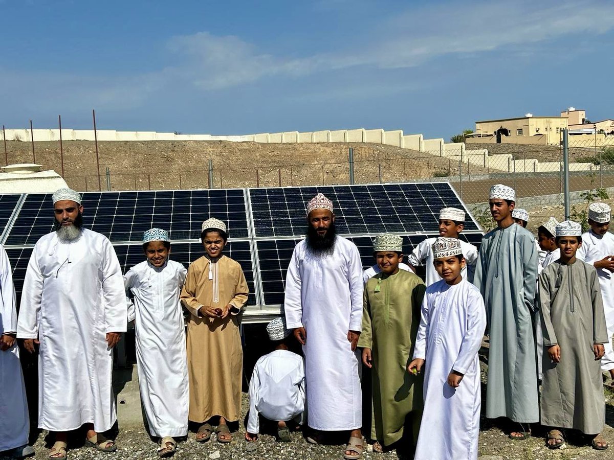 edugovsbt3501's tweet photo. في إطار جهود المدرسة في نشر ثقافة البيئة المستدامة والمدارس الخضراء استقبلت المدرسة صباح الثلاثاء وفد طلابي من محافظة مسقط تعرف الوفد خلال هذه الزيارة على أبرز المشاريع التي نفذتها المدرسة لتحقيق أهداف المدارس الخضراء وقد أعرب الوفد عن إعجابه بمستوى الإنجاز الذي حققته المدرسة. https://t.co/QmQaYKRyt6