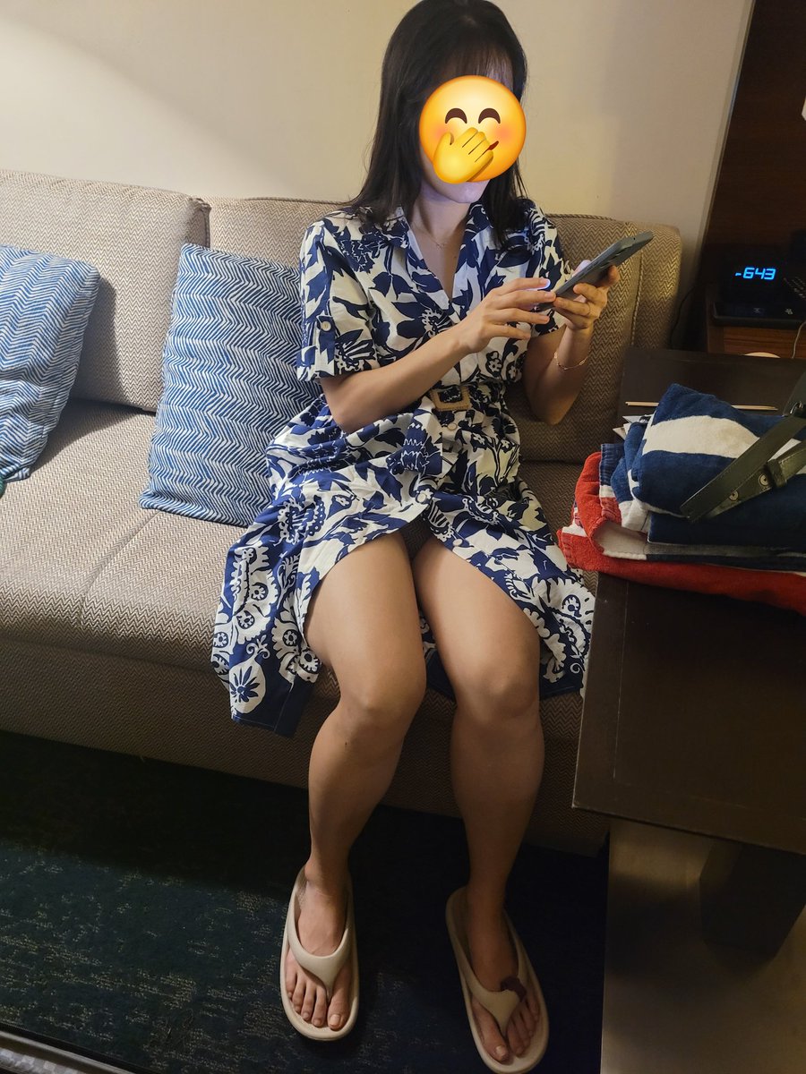 저는 완전히 다 벗은거 보다 일상 생활에서 꼴릿한게 더 야하더라고요~
핸드폰하는데 자연스럽게 치마 한쪽이 벌어지길래
또 한쪽으로 자연스럽게(?) 펼쳐봅니다~ㅎ