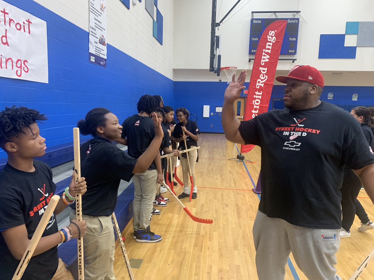 The <a href="/DetroitRedWings/">Detroit Red Wings</a> surprised some Detroit Public School (<a href="/Detroitk12/">DPSCommunityDistrict</a>) kids at Makenzie Elementary-Middle School on the corner of W. Chicago &amp; Wyoming St. on the city’s west side.

The surprise was all part of the team’s “Street Hockey in the D at School” program. <a href="/WWJ950/">WWJ 950</a>

(1/4)