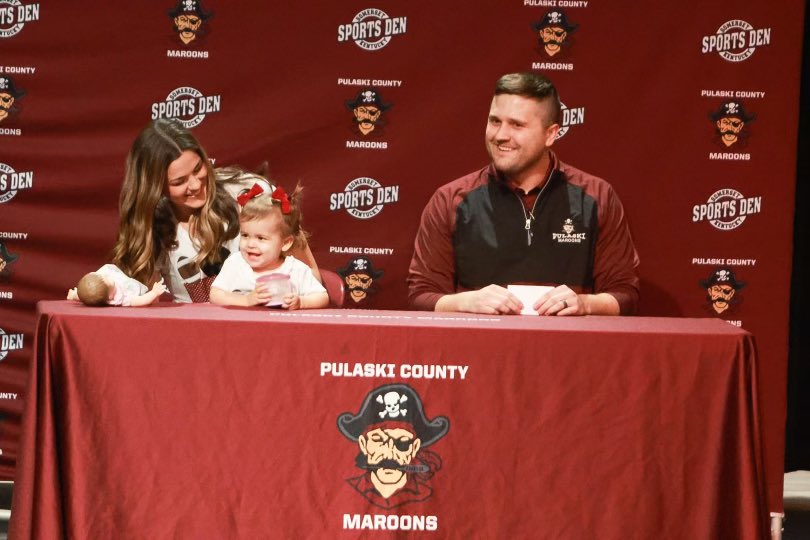 Chels_gill's tweet photo. Let’s Go Maroons!!! ❤️🏴‍☠️ @coachtaburns https://t.co/2zKVQmLRXD