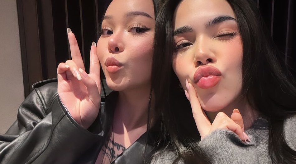 La cantante Mexicana Kenia Os junto a la tik toker y cantante Bella Poarch.