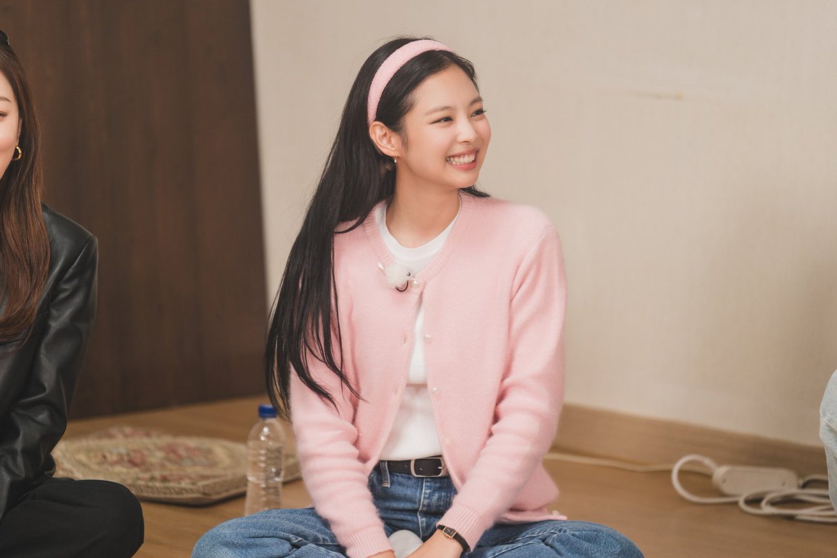 JennieDCGallery's tweet photo. 240131 제니, '아파트404' 예능 컴백 이유 "팬들에 좋은선물" #제니 #JENNIE https://t.co/Wws6UDcyWc

블랙핑크 제니가 ‘아파트404’를 통해 예능 귀인으로 거듭난다.

전세계를 사로잡은 대세 걸그룹 블랙핑크의 제니가 예능으로 컴백해 뜨거운 관심을 모으고 있는 상황. ‘미추리 8-1000’을 통해 눈부신 예능감을 발휘하며 다크호스로 떠오른 제니가 ‘아파트404’에서는 어떤 활약을 보여줄지 이목이 집중된다.

제니는 “평소에 추리물을 좋아하기도 하고 제가 정말 좋아하는 출연진분들, 그리고 제작진분들이 함께 한다는 소식에 출연하게 됐다. 오랜만에 출연하는 예능이다 보니 팬들에게도 좋은 선물이 될 것 같았다”며 출연 계기를 전했다. 때문에 떨림과 설렘이 공존하는 마음으로 첫 녹화에 임했다고.

특히 유재석을 비롯한 제작진과 ‘미추리 8-1000’ 이후 다시 만난 만큼 “그때 정말 즐겁게 촬영했던 기억이 있어서 많이 그리웠다. 엄청 긴장했었는데 저를 잘 챙겨주셔서 즐겁게 촬영했다”며 재회 소감을 전했다. 또한 “첫 촬영 당일 다른 멤버분들도 모두 편안하게 잘 챙겨주셨고 함께 사건을 해결하다 보니 협동심이 생겨서 더 빠르게 친해질 수 있었다”고 해 예능 어벤져스들의 탄탄한 팀워크를 궁금케 한다.

그런가 하면 앞서 공개된 티저 영상 속 제니의 유쾌한 매력이 화제를 모았던 바, 한층 더 업그레이드된 예능감을 예고하고 있다. “추리물을 좋아하는 편인데 ‘아파트404’는 실화를 바탕으로 하다 보니 제가 실제 그 사건 속에 들어간 느낌이 있다. 촬영이라는 걸 잊고 순간순간에 몰입하게 되더라”며 “시청자분들도 저희처럼 몰입해서 보실 수 있을 것 같다”고 밝혔다.

이어 “저희 멤버들 각자의 개성이 뚜렷하다 보니 저희가 어떻게 사건을 해결하고 추리하는지 재밌게 봐주시면 좋겠다”고 관전 포인트를 꼽아 ‘아파트404’ 첫 방송이 더욱 기대되고 있다.

예능 귀재 제니의 맹활약이 펼쳐질 tvN ‘아파트404’는 오는 2월 23일(금) 저녁 8시 40분에 첫 방송된다.