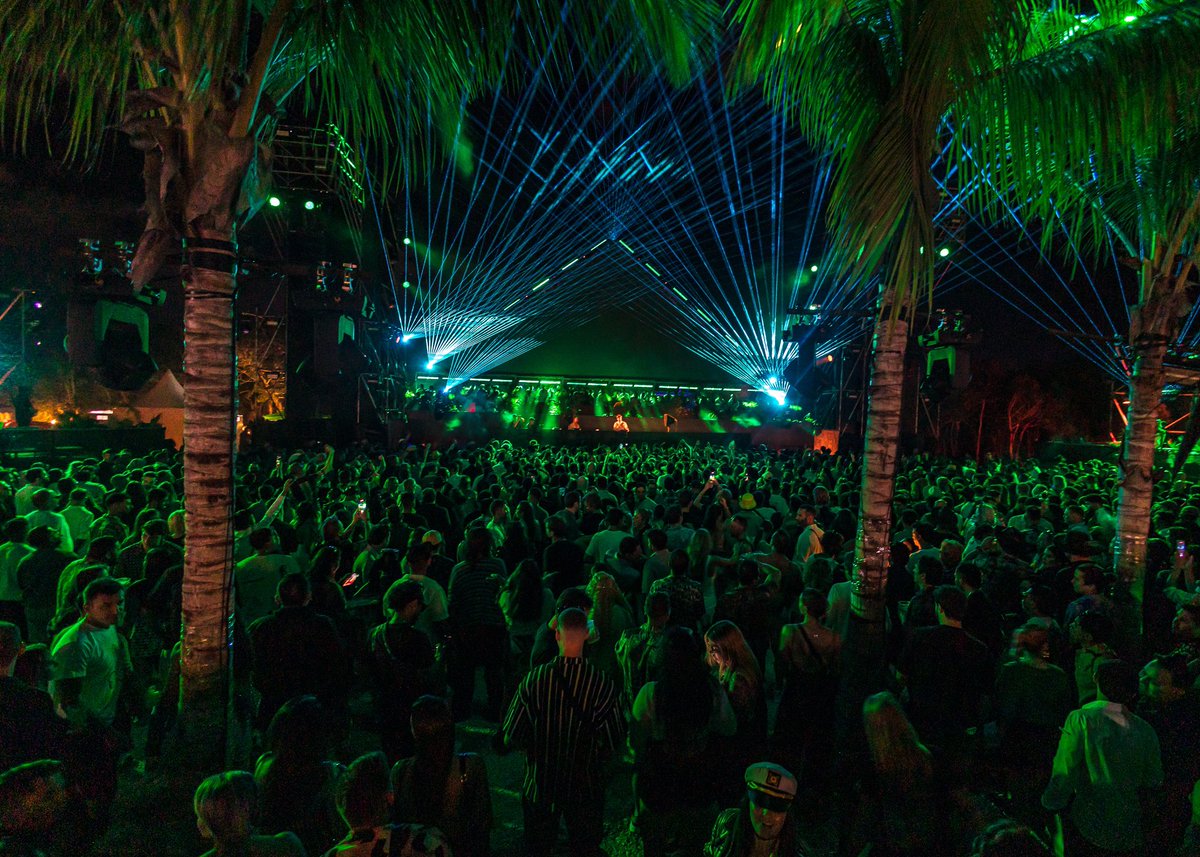 ElenaYec's tweet photo. Finalmente puedo compartir las fotos que saqué para SOLOMUN en Tulum🖤 que bonito fue  iniciar el año haciendo lo que más me gusta. 📸 https://t.co/w95Qkscful
