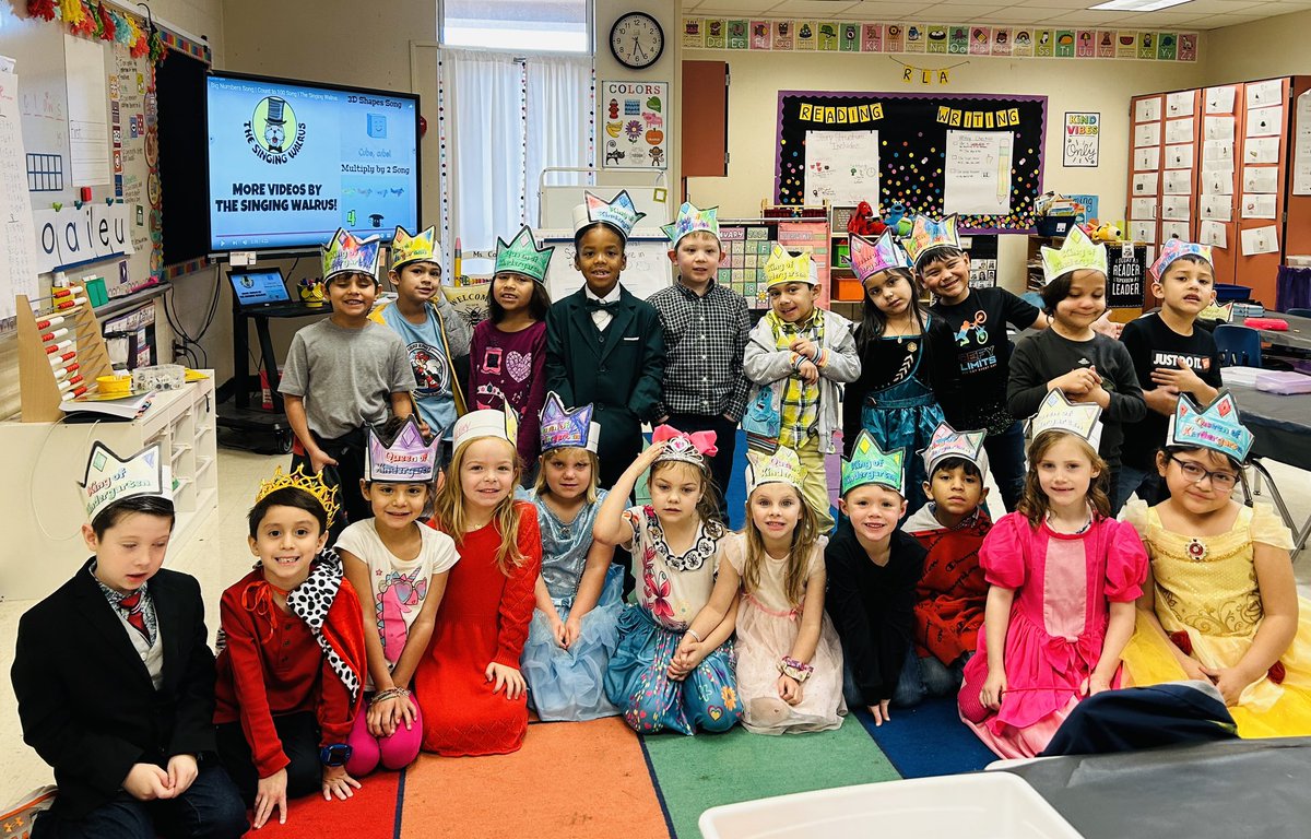 LopezIbette's tweet photo. Making memories with our kindergarten students that are learning about kings,queens and the royal family. Creando memorias con nuestros estudiantes de kinder que están aprendiendo de reyes, reinas y la familia real. @maestrarubio @ECampos2022 @OakCrestStinger @ECISDtweets https://t.co/aCYjbYJSrR