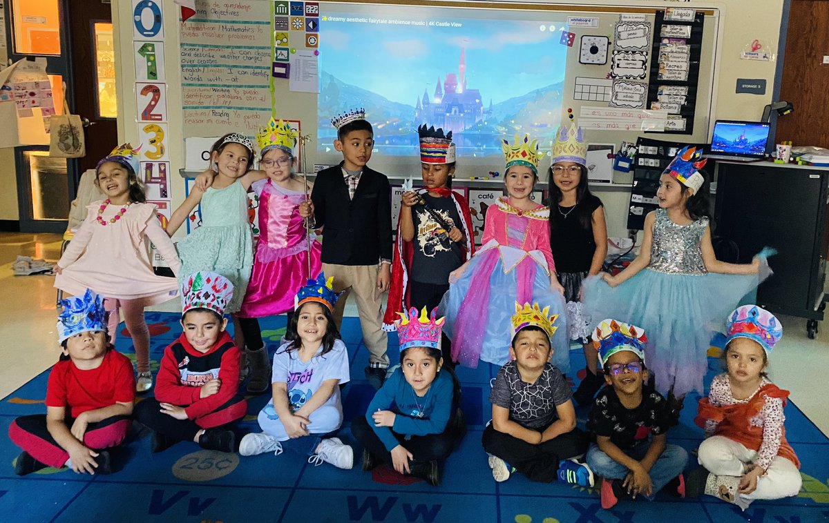 LopezIbette's tweet photo. Making memories with our kindergarten students that are learning about kings,queens and the royal family. Creando memorias con nuestros estudiantes de kinder que están aprendiendo de reyes, reinas y la familia real. @maestrarubio @ECampos2022 @OakCrestStinger @ECISDtweets https://t.co/aCYjbYJSrR