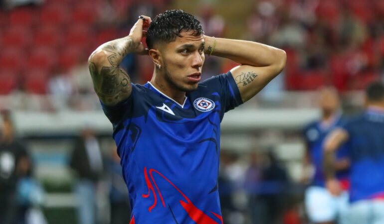 Al final todos sabemos los motivos de los abucheos hacia Salcedo, un jugador que se burlaba de la institución y que viene de un torneo fatal en lo particular, soy de la idea de jalar todos al mismo lado, pero si eso le nace al aficionado que va al estadio, hay que aceptarlo.